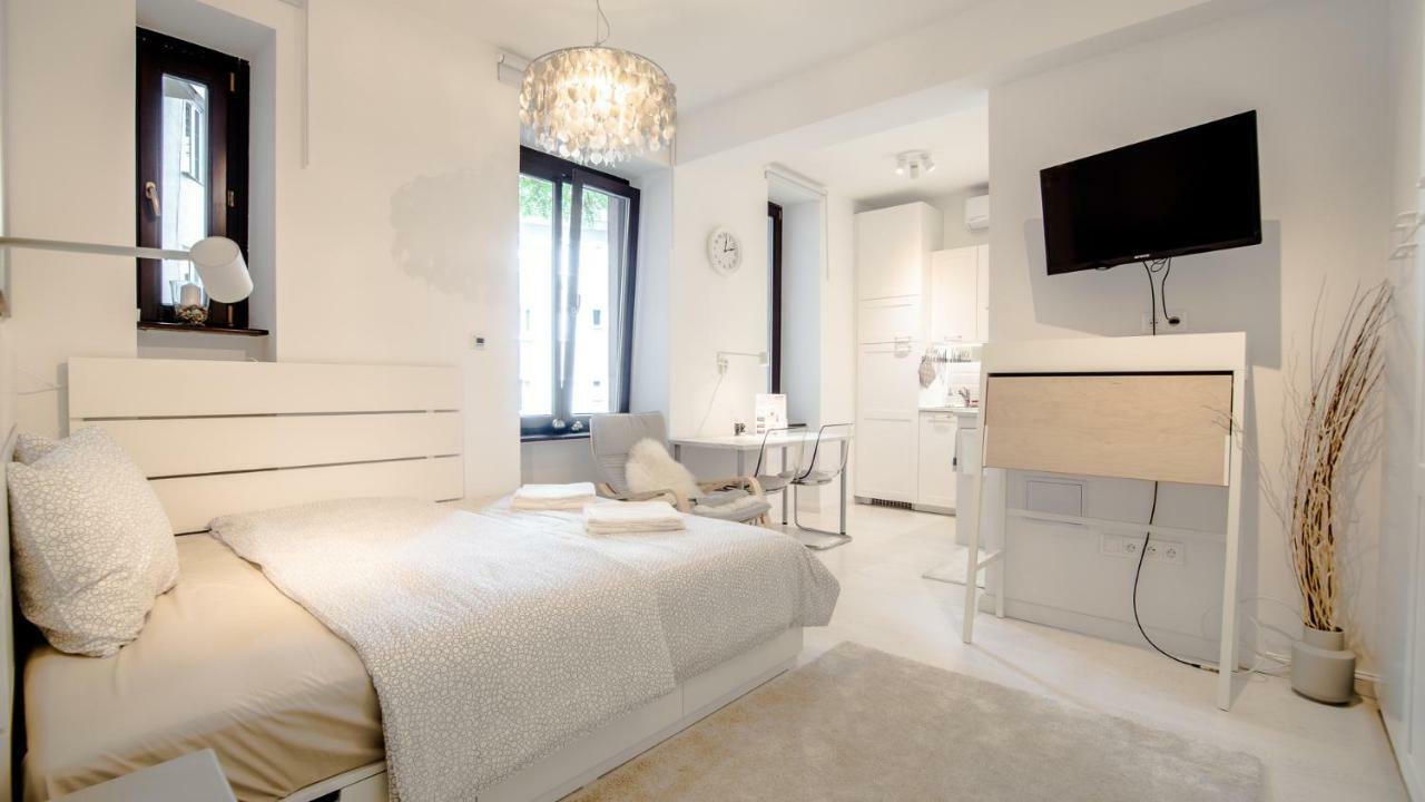 White Apartments With Ac By Kovee Bratislava Habitación foto